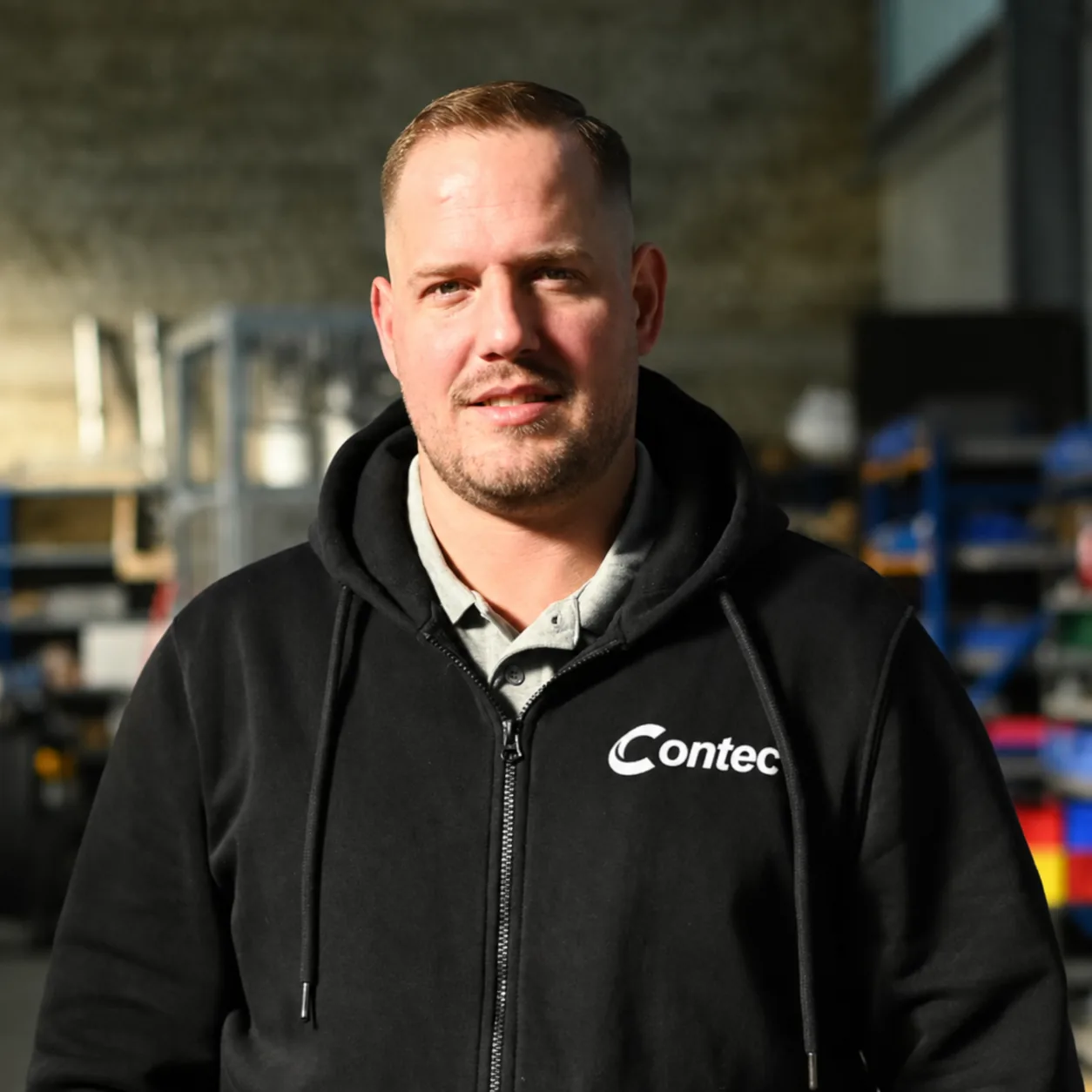 Ansprechpartner auf der Kontaktseite von CONTEC in einer Werkstattumgebung